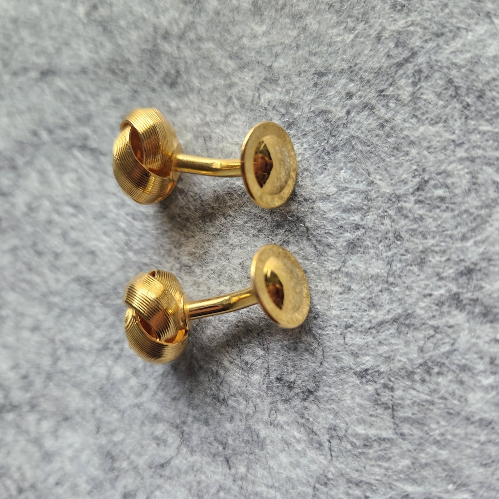 Elegant Gold Knot Cufflinks